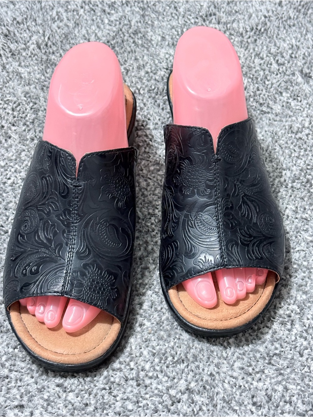 Born BOC Sz 10 Faux Leather Wedge Heel Open Toe Slip On Sandals.